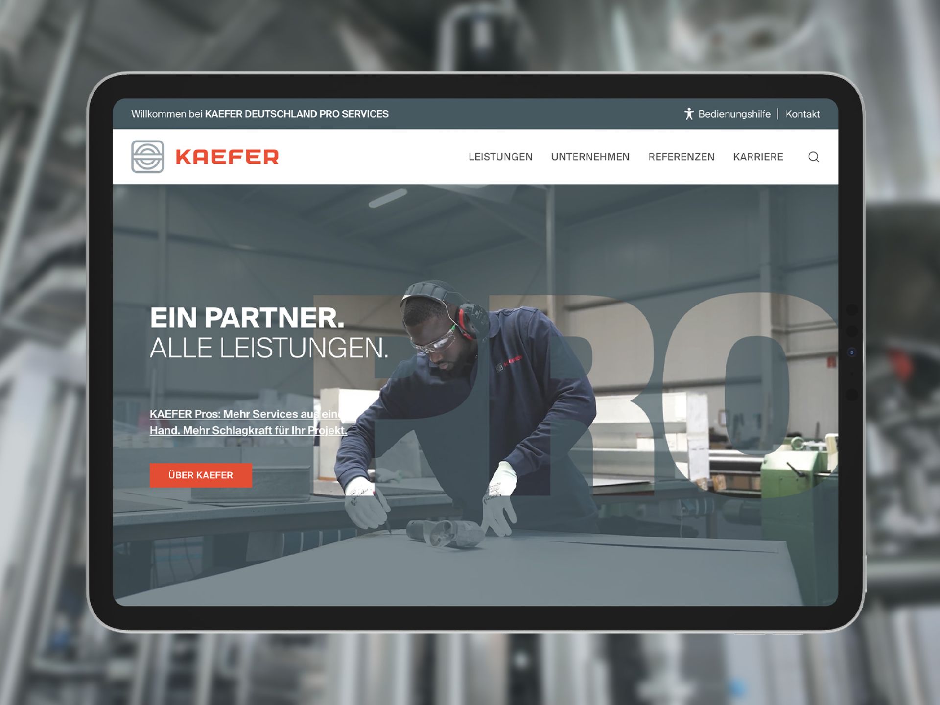 Tablet-Mockup des Webdesign- und Content-Projekts für KAEFER Deutschland von straightup digital